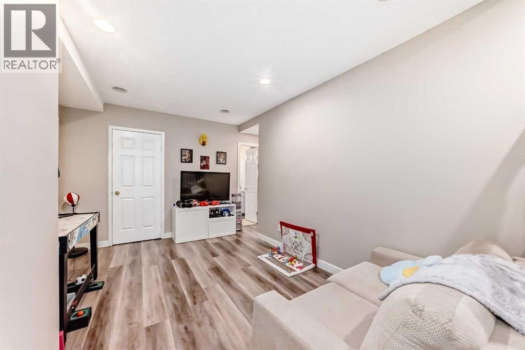 1-6, 8 Huntley Close NE — photo 15