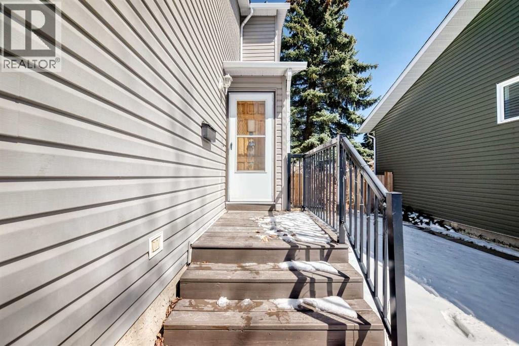 216 Hawkwood Boulevard NW — photo 3