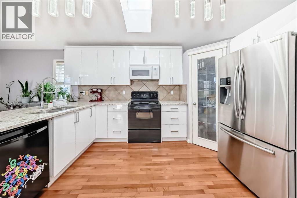 44 Canoe Square SW — photo 8