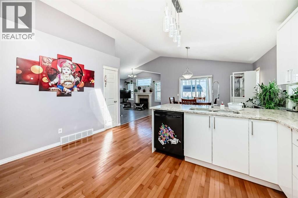 44 Canoe Square SW — photo 11