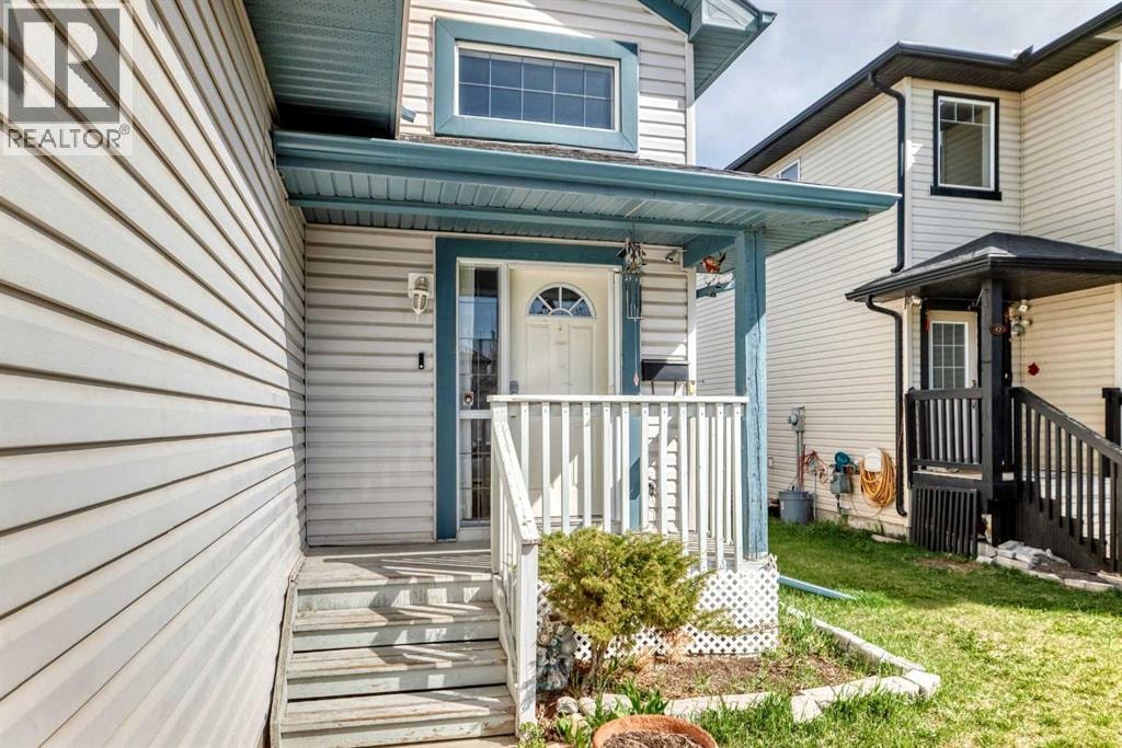 44 Canoe Square SW — photo 3