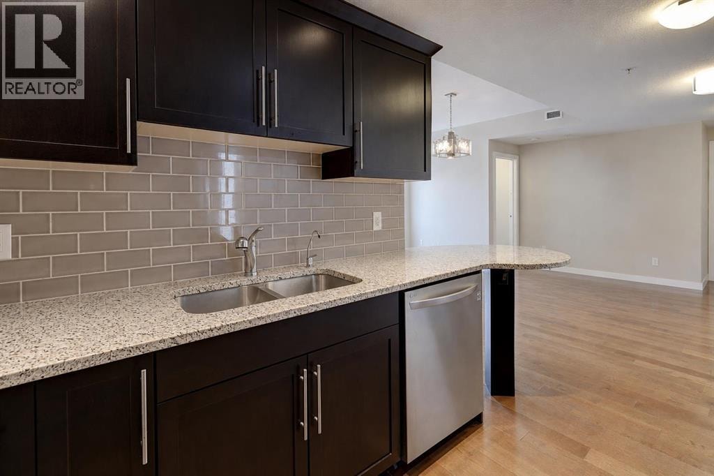 810, 16 Varsity Estates Circle NW — photo 8