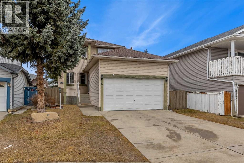 47 Carmel Close NE — photo 2