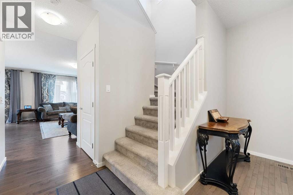 229 Kingsbury Close SE — photo 4