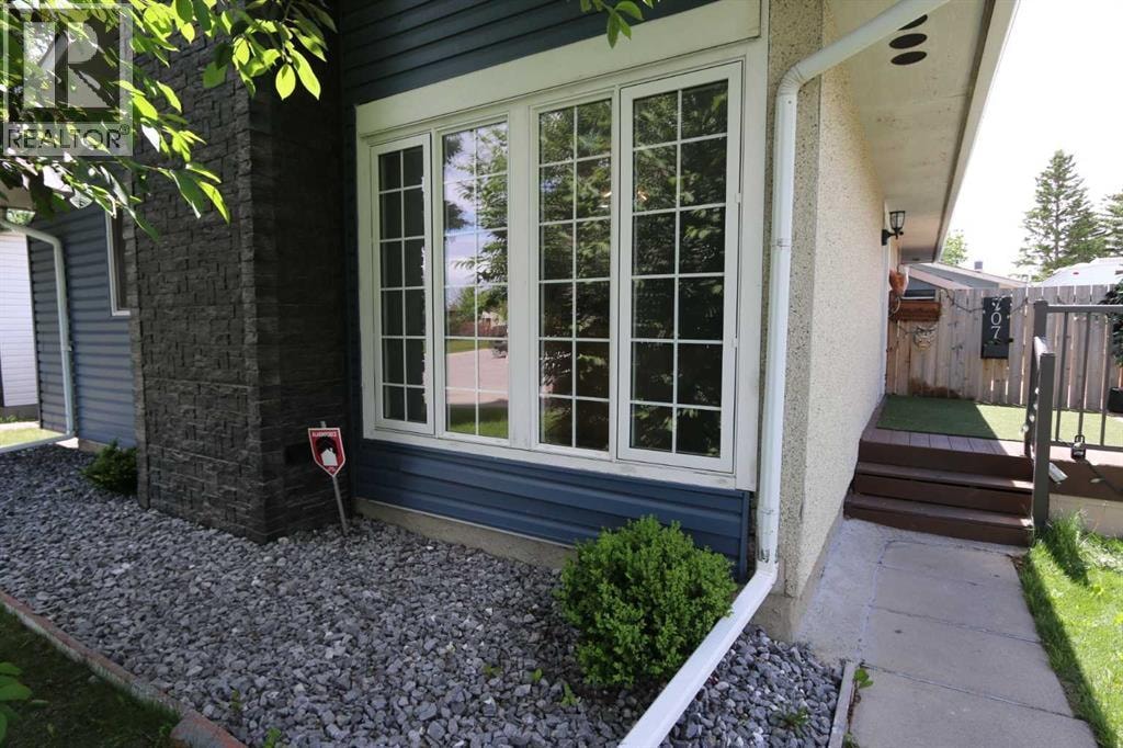 707 Malvern Drive NE — photo 2