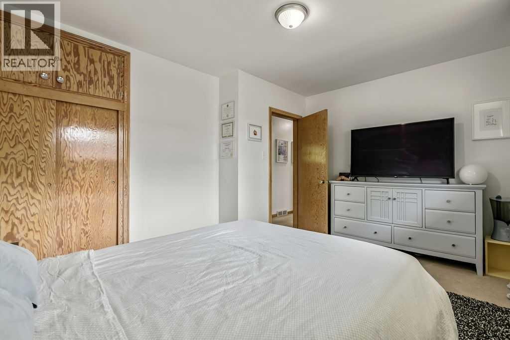 3807 25 Avenue SW — photo 19