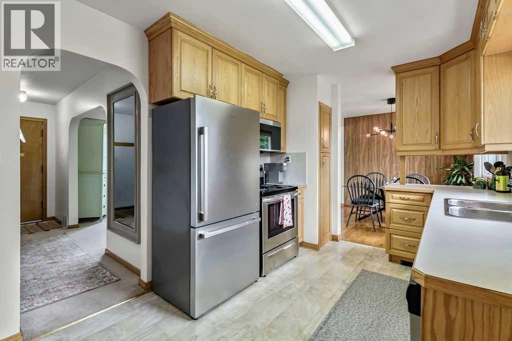 3807 25 Avenue SW — photo 16