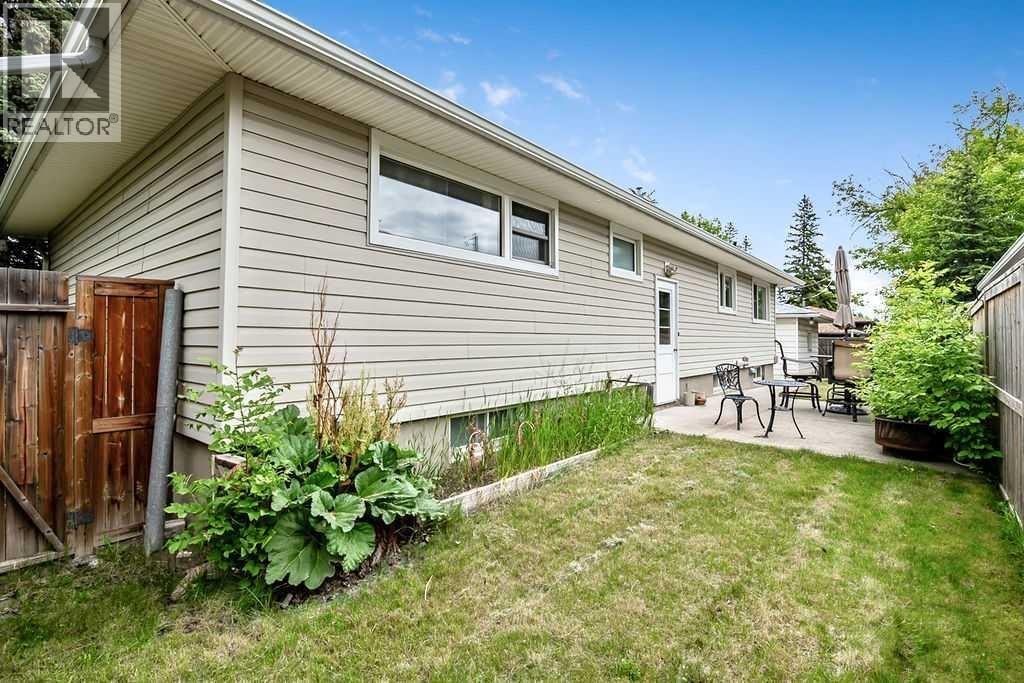 3807 25 Avenue SW — photo 36