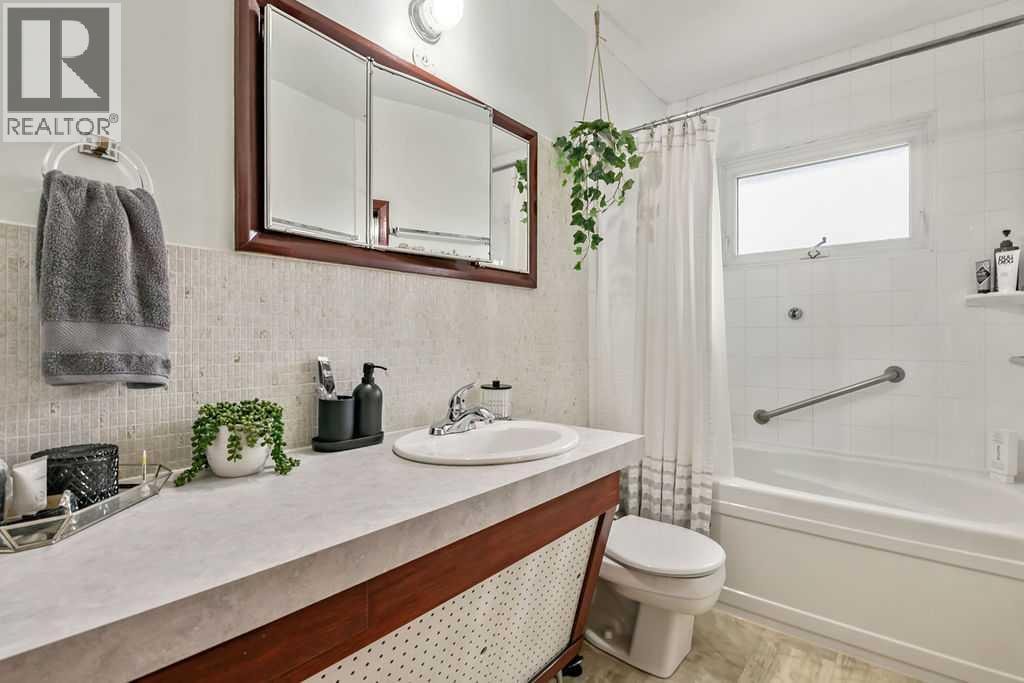 3807 25 Avenue SW — photo 24
