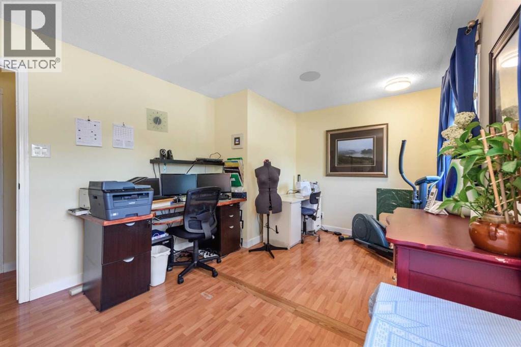 208 Van Horne Crescent NE — photo 14
