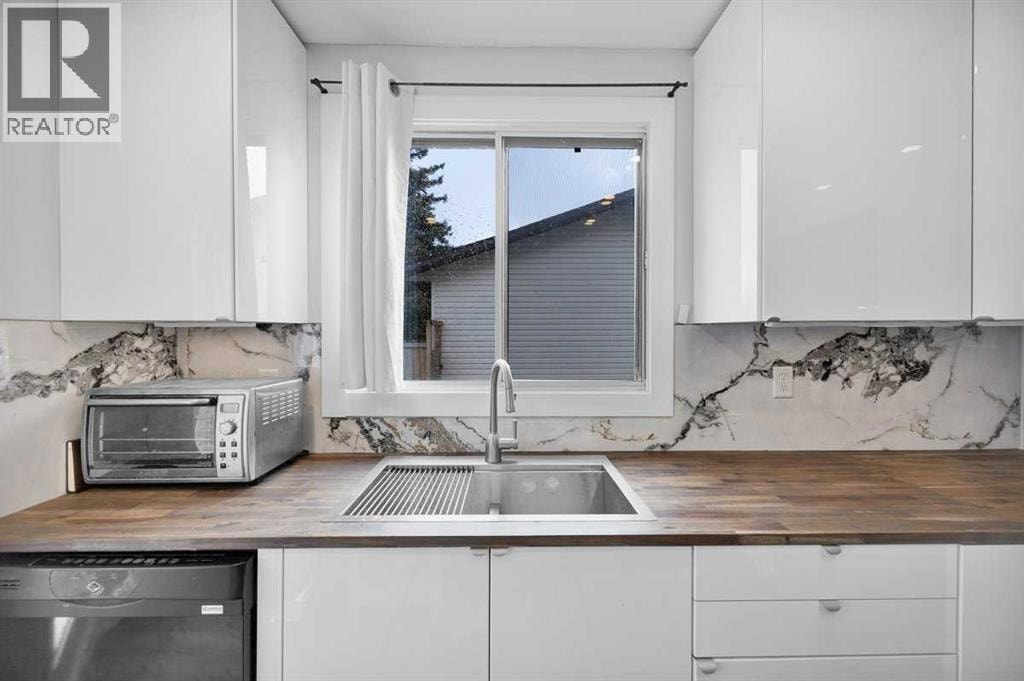 22 Sandstone Crescent SE — photo 6