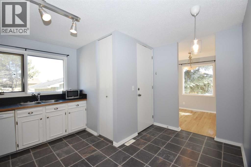 2604 106 Avenue SW — photo 11