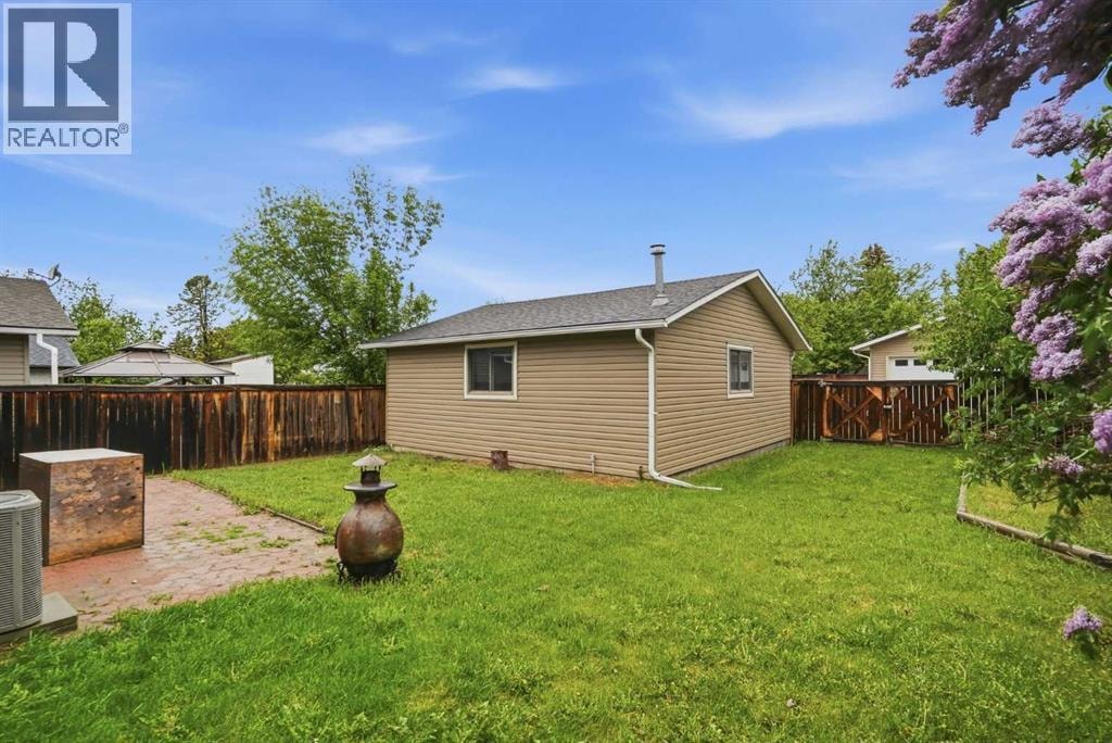 101 Aspen Crescent — photo 41