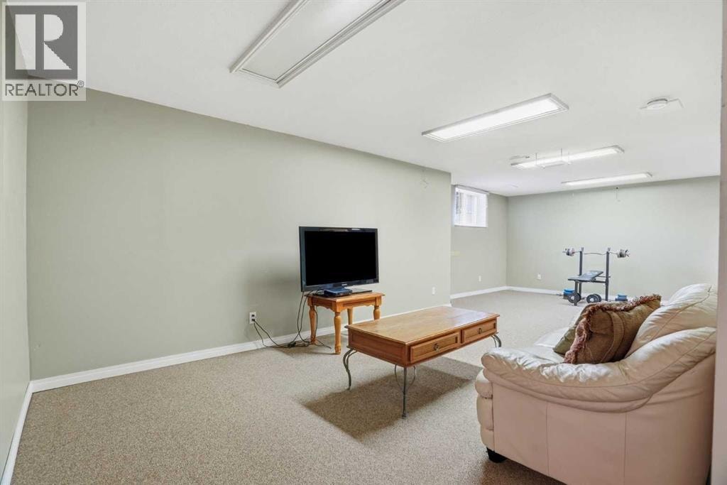 101 Aspen Crescent — photo 34
