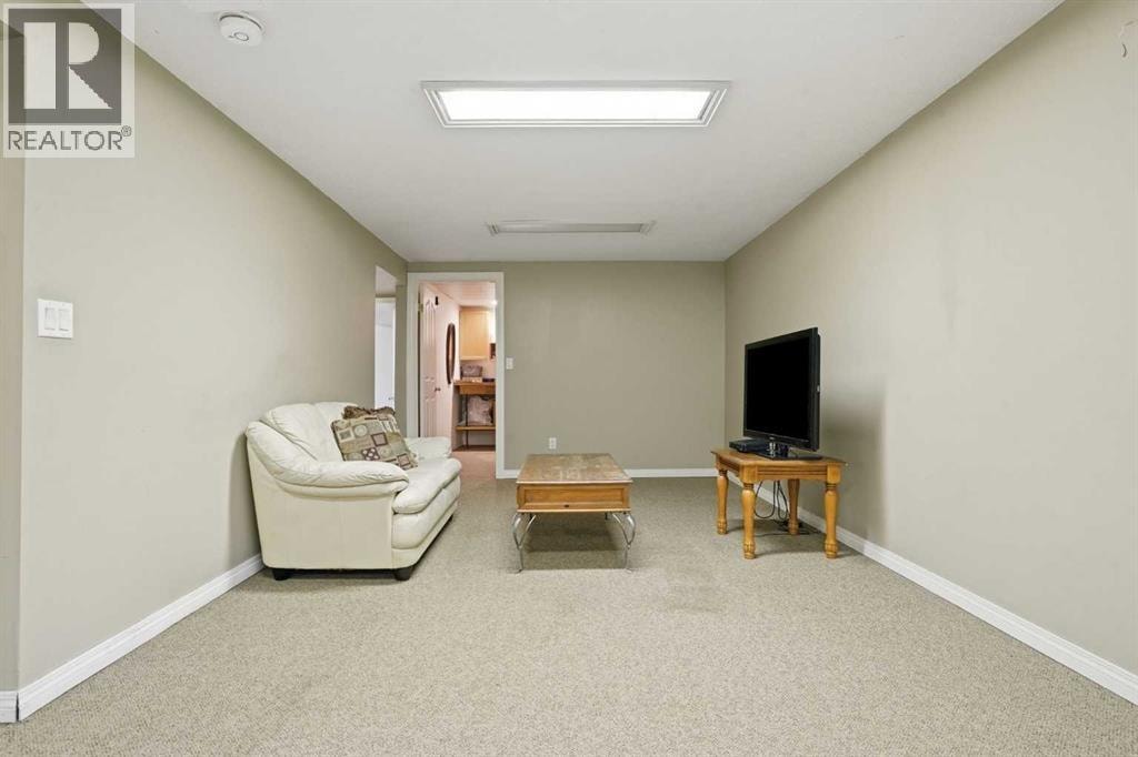 101 Aspen Crescent — photo 31