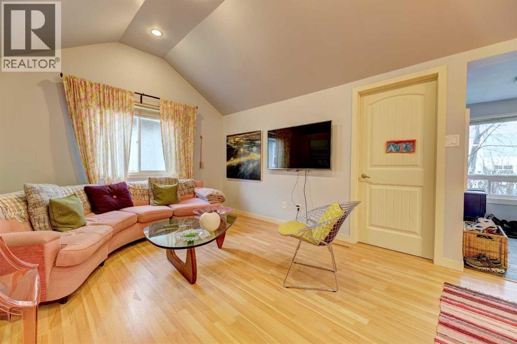 2526 16 Street SE — photo 8