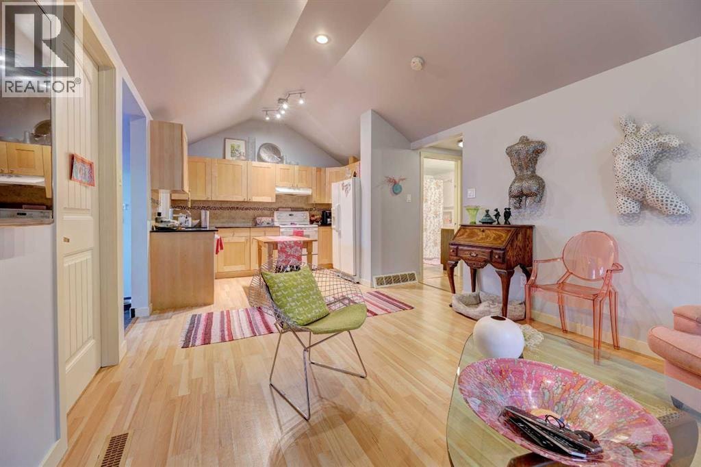 2526 16 Street SE — photo 9