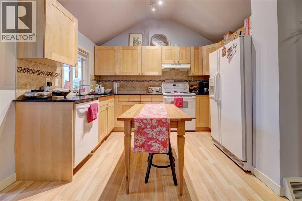 2526 16 Street SE — photo 10