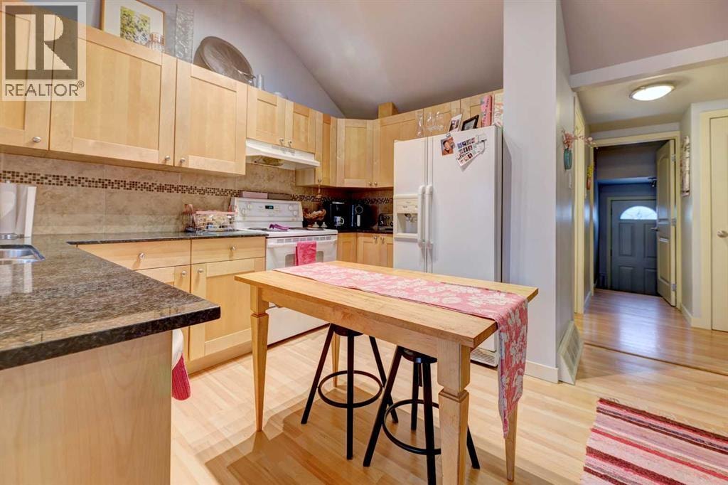 2526 16 Street SE — photo 12