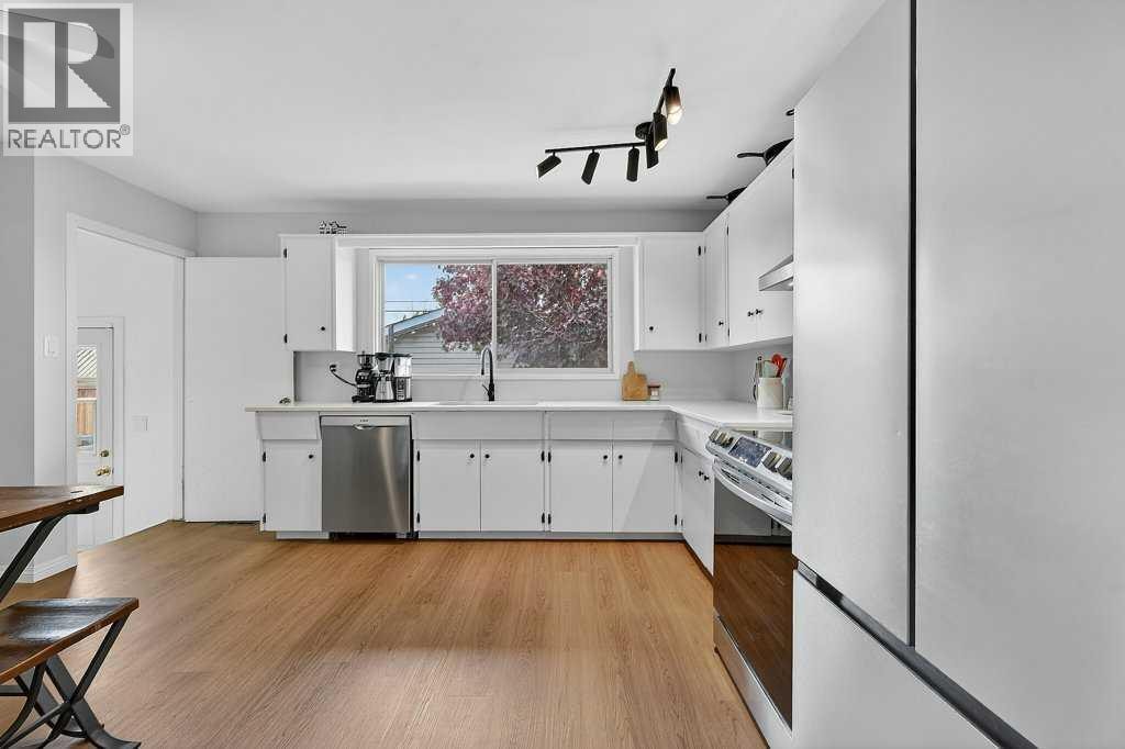 1632 Robson Crescent SE — photo 8