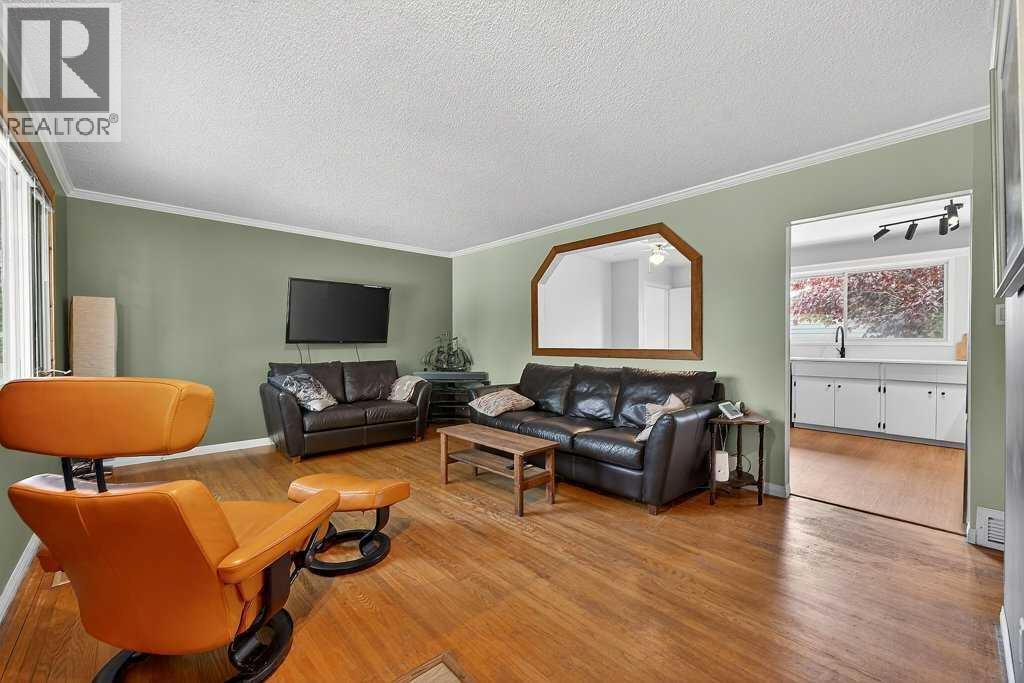 1632 Robson Crescent SE — photo 3
