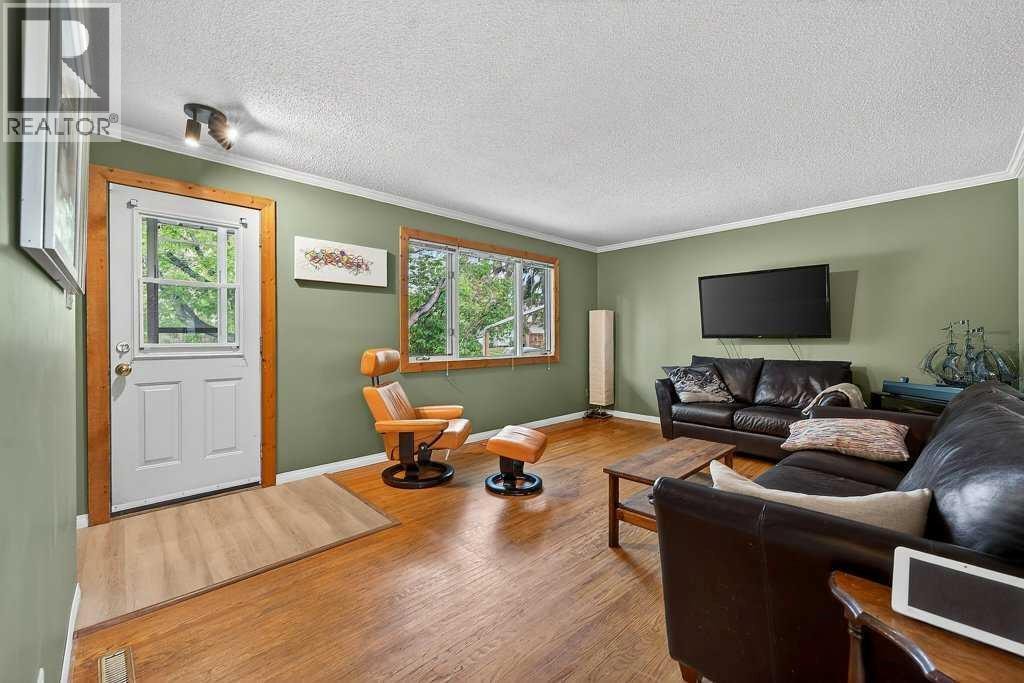 1632 Robson Crescent SE — photo 2