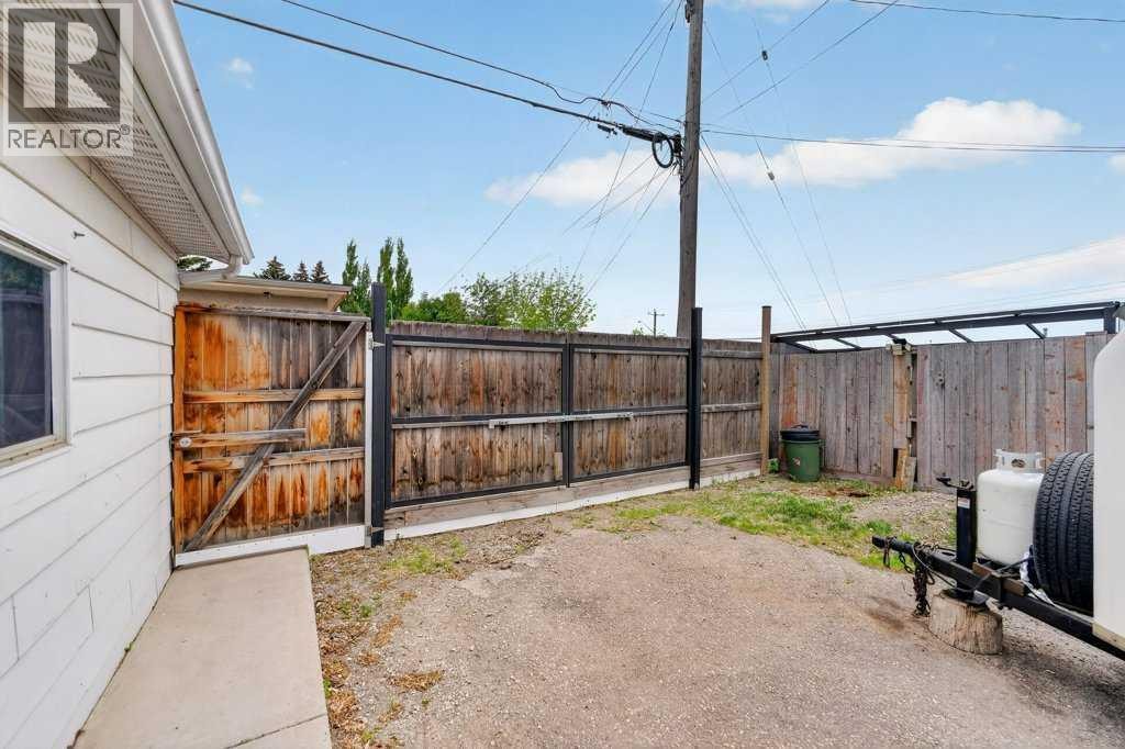 1632 Robson Crescent SE — photo 43