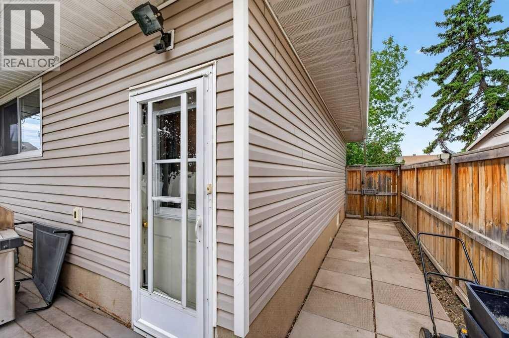 1632 Robson Crescent SE — photo 47