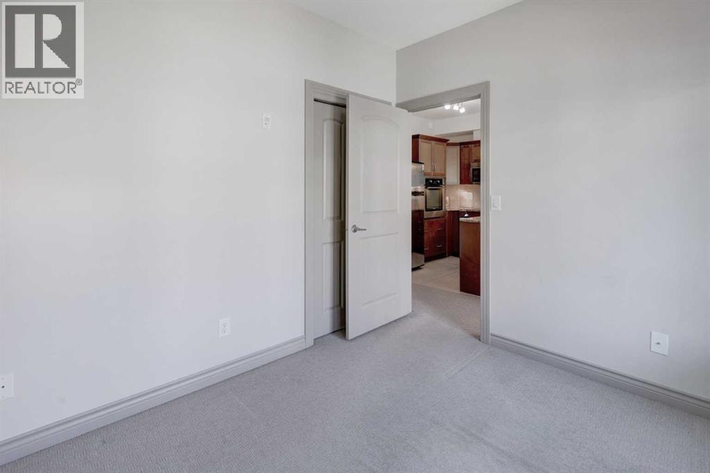 220, 70 Royal Oak Plaza NW — photo 28