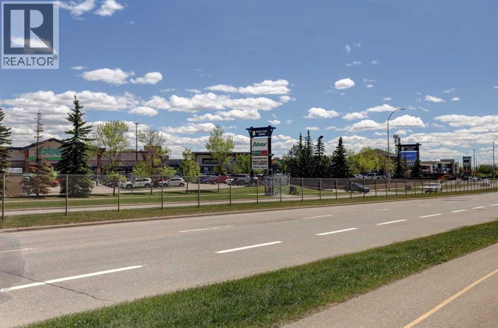 220, 70 Royal Oak Plaza NW — photo 44