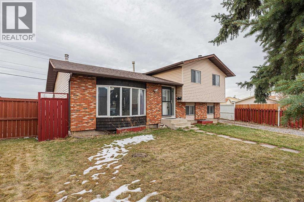 64 Castledale Crescent NE — photo 2