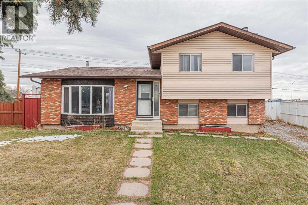 64 Castledale Crescent NE — photo 1