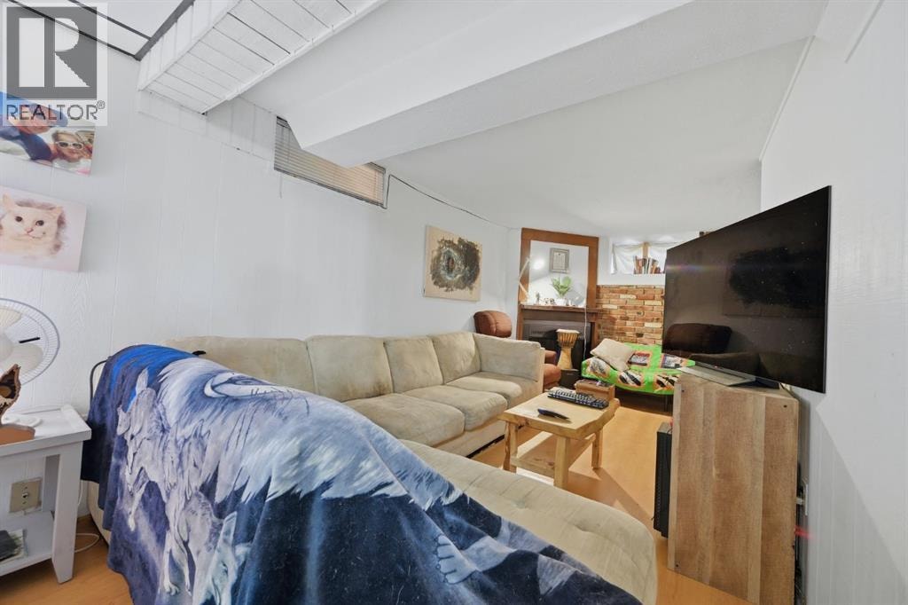 203 42 Avenue SW — photo 13