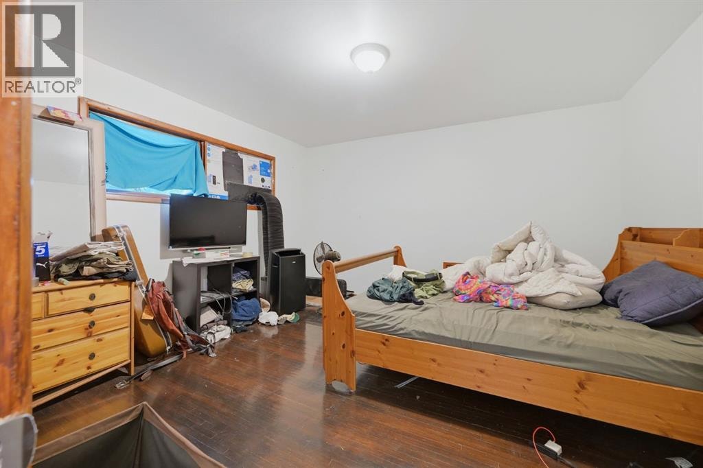 203 42 Avenue SW — photo 9