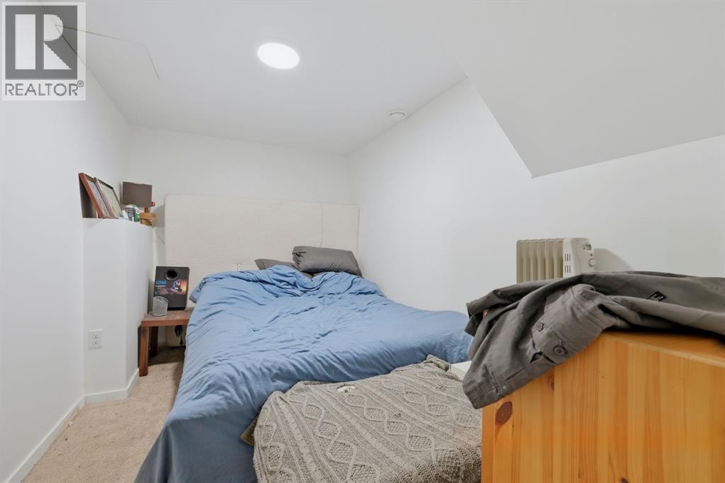 203 42 Avenue SW — photo 10