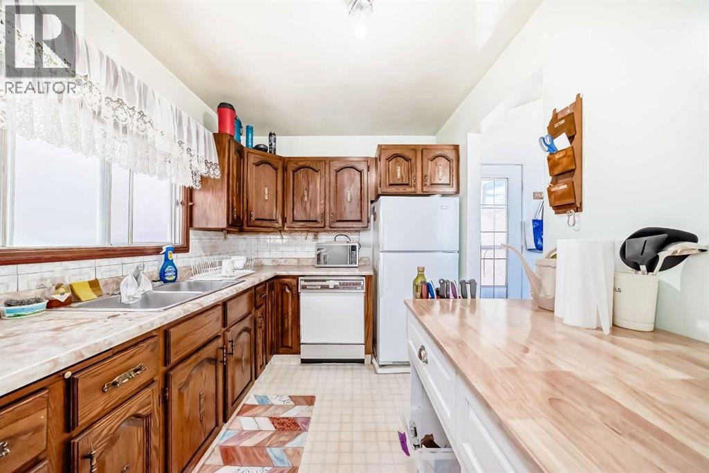 4407 Bowness Road NW — photo 9