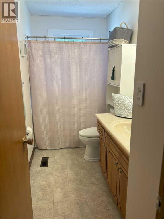 4924 40 Avenue NW — photo 16