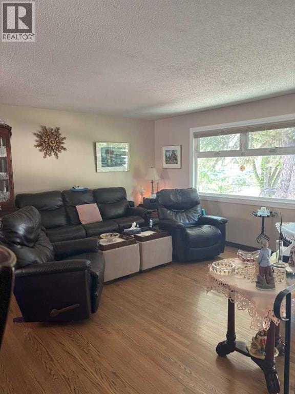 4924 40 Avenue NW — photo 5