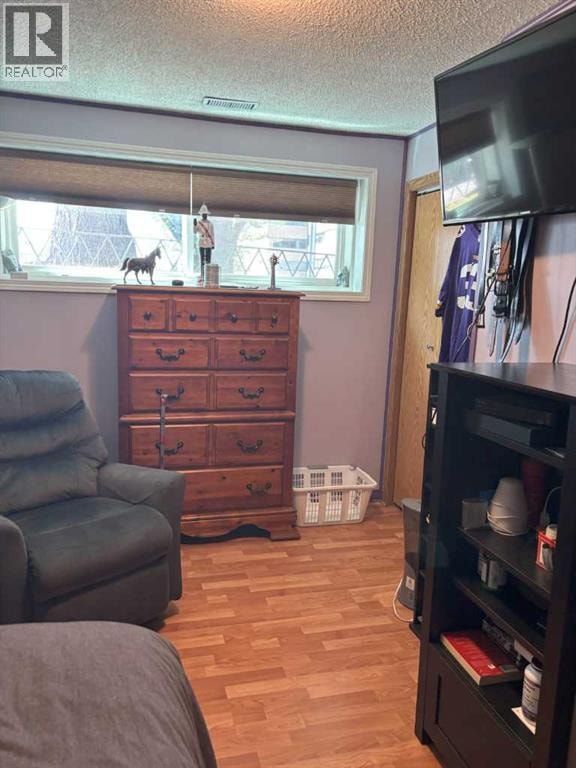 4924 40 Avenue NW — photo 23
