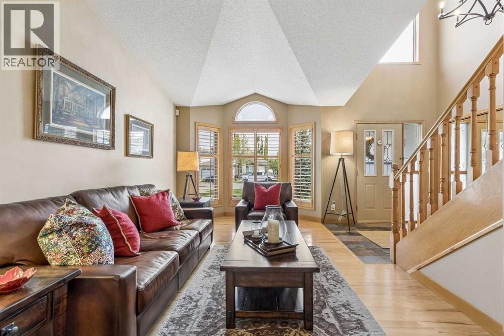 187 Hampshire Close NW — photo 9