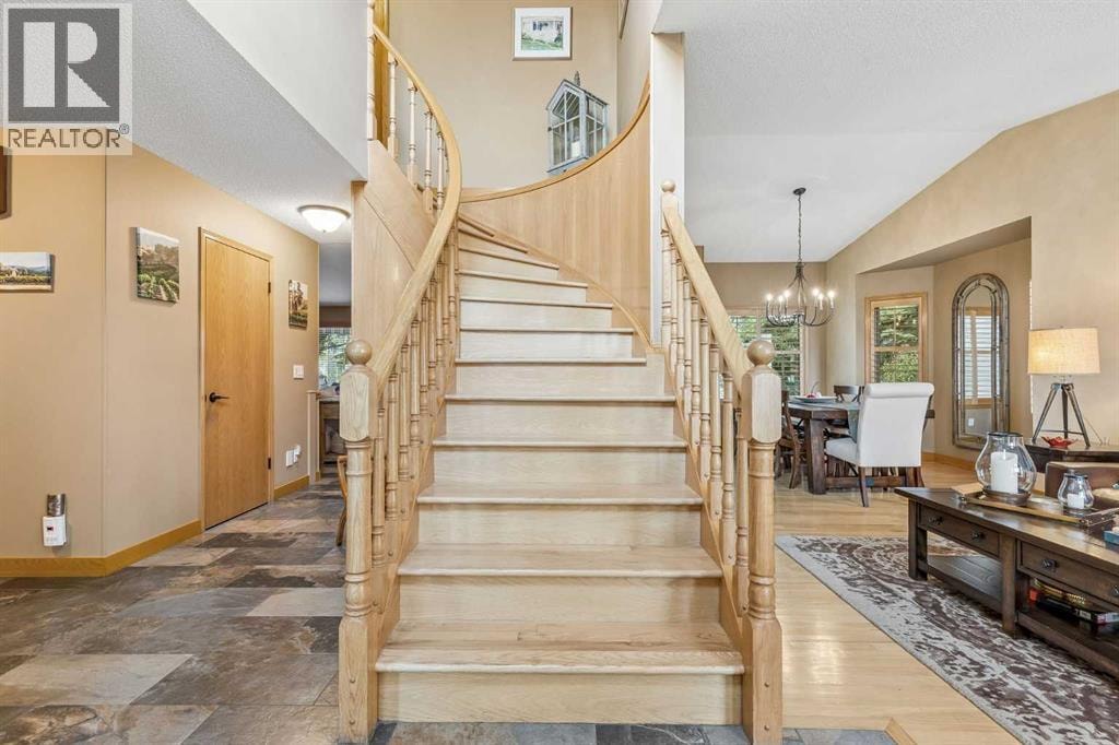 187 Hampshire Close NW — photo 7