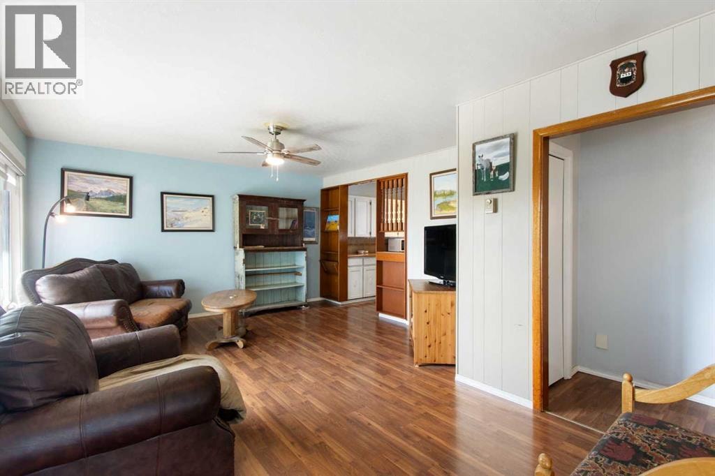 1622 Strathcona Street — photo 3