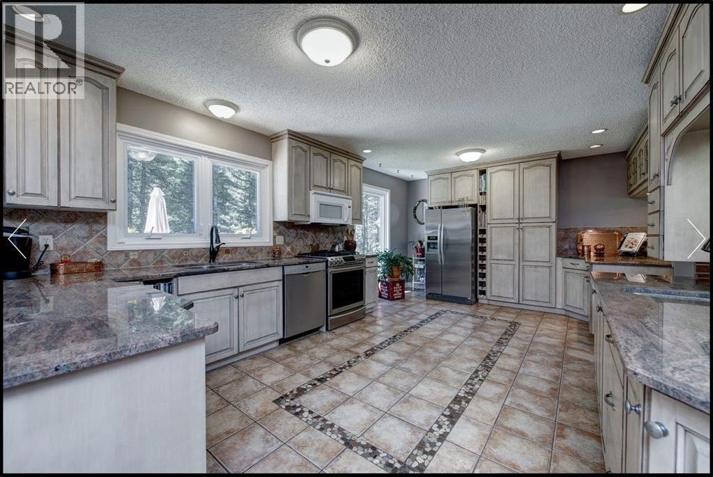 94 Redwood Meadows Drive — photo 16