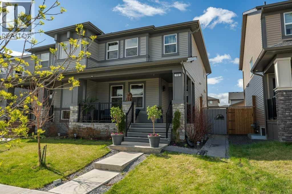 110 Hillcrest Close SW — photo 1