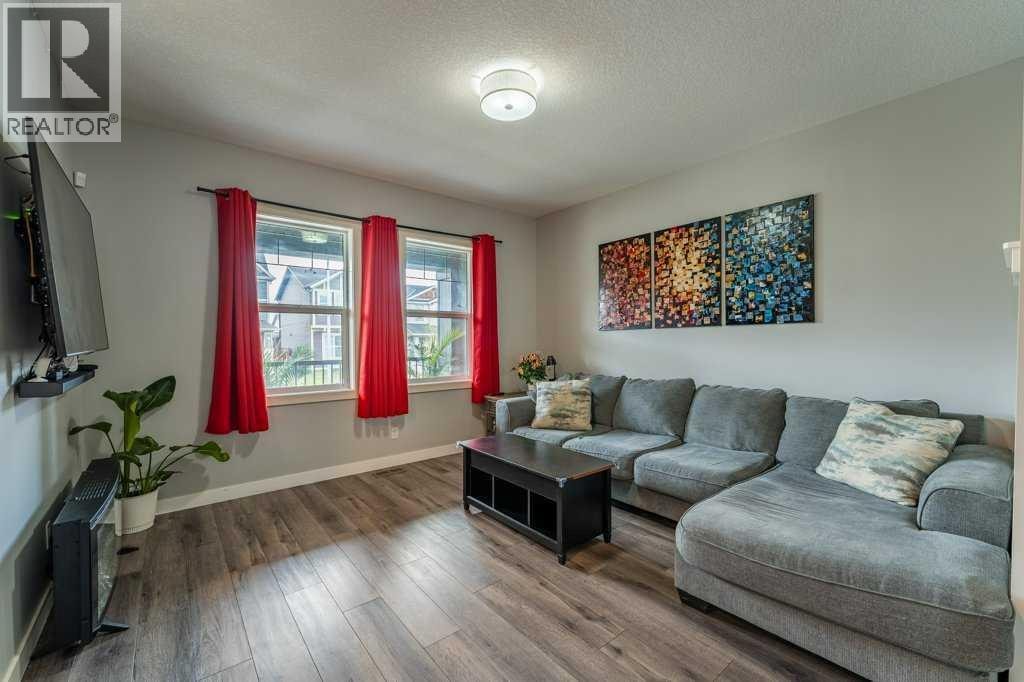 110 Hillcrest Close SW — photo 4