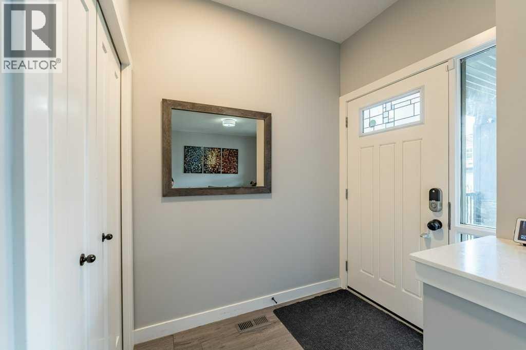 110 Hillcrest Close SW — photo 3