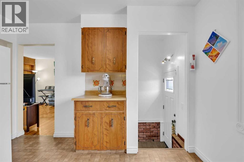 5008 2 Street NW — photo 13