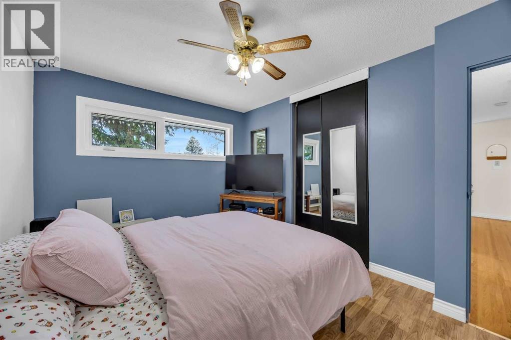 5008 2 Street NW — photo 15