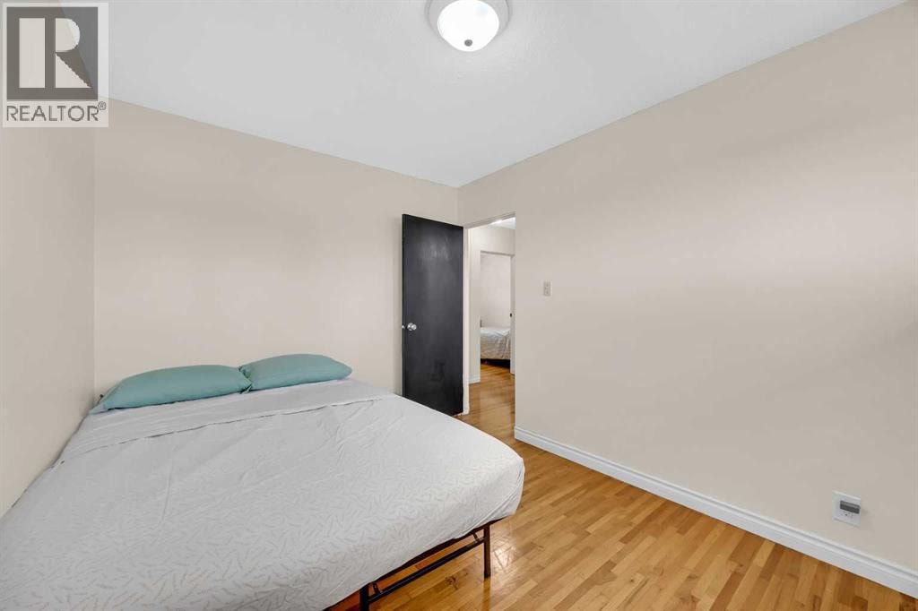 5008 2 Street NW — photo 18