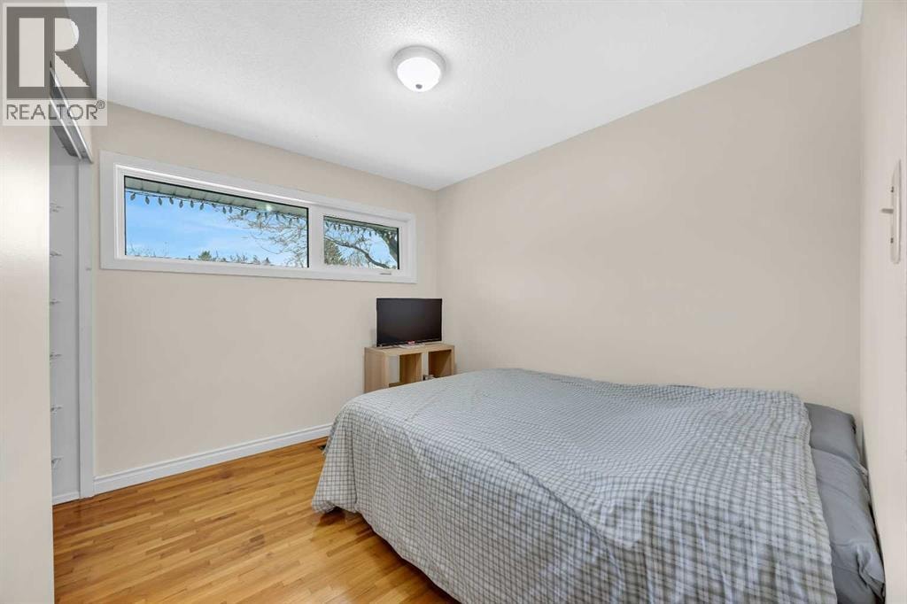 5008 2 Street NW — photo 19